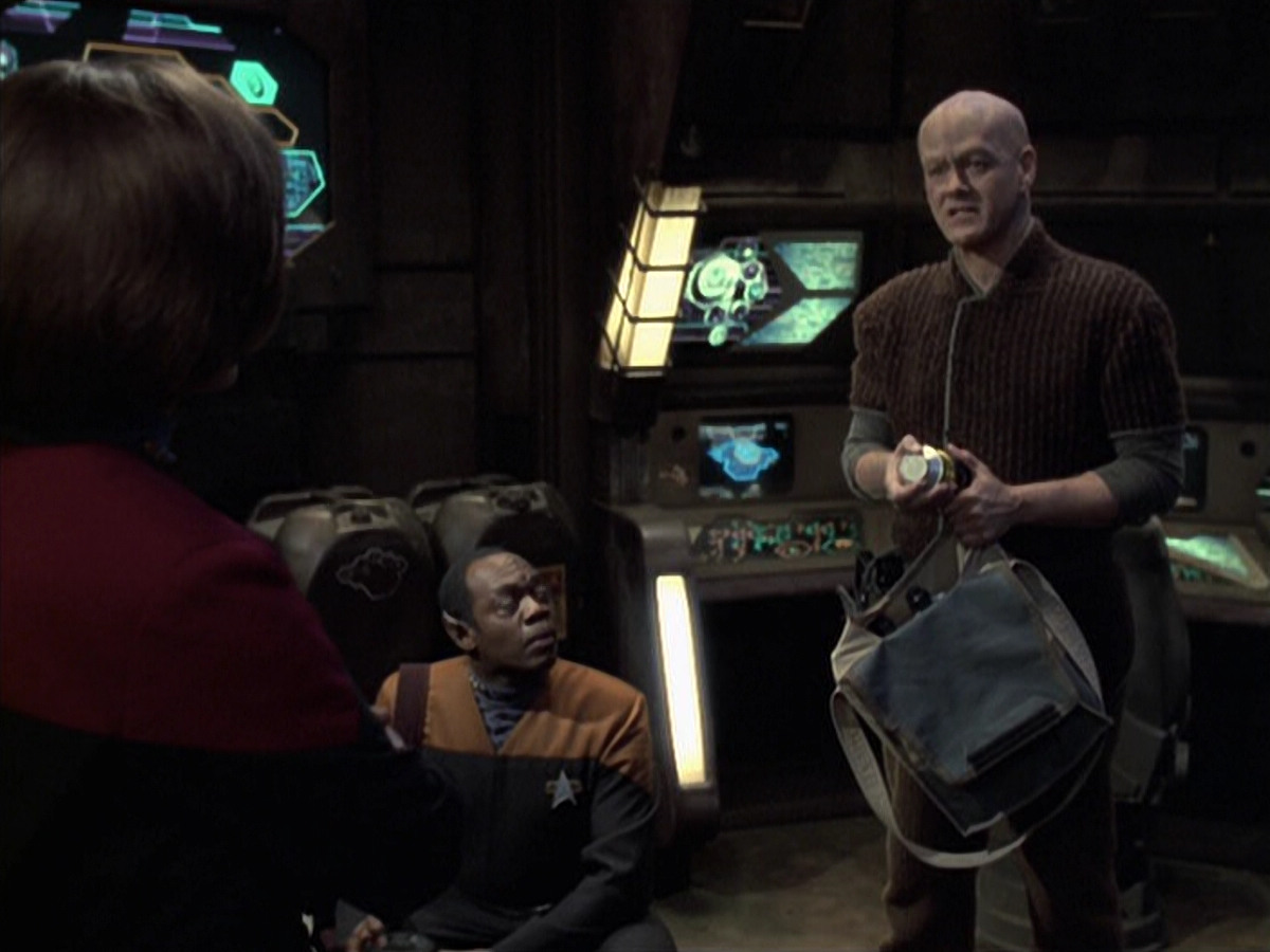 extant_StarTrek_VOY_6x21-LiveFastAndProsper_03327.jpg