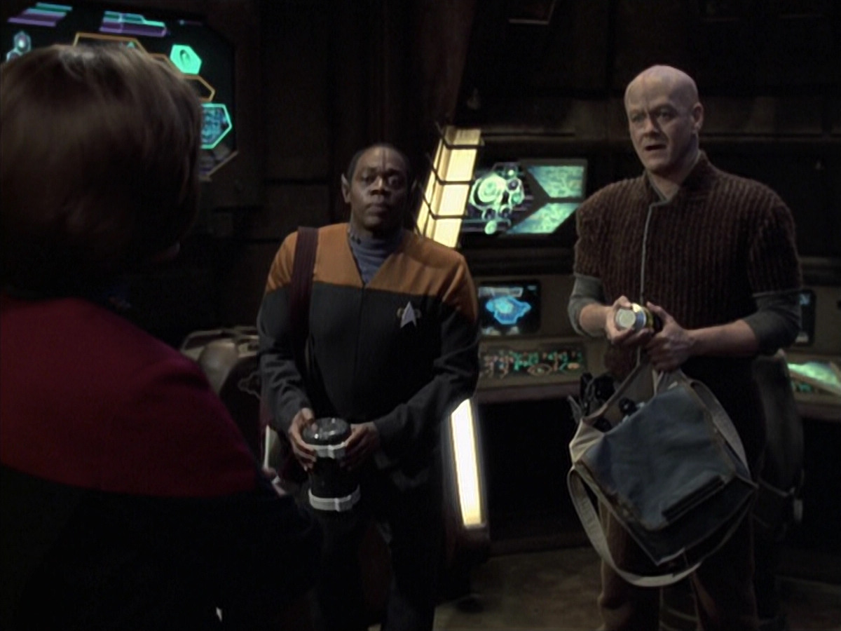 extant_StarTrek_VOY_6x21-LiveFastAndProsper_03329.jpg