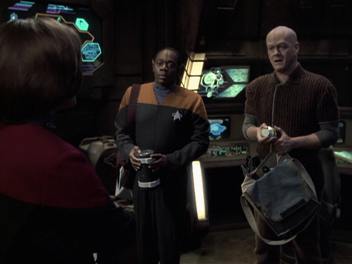 extant_StarTrek_VOY_6x21-LiveFastAndProsper_03331.jpg