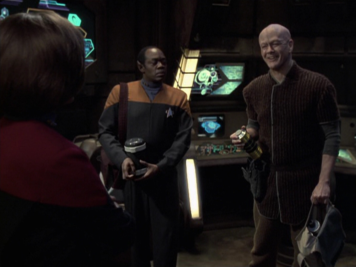 extant_StarTrek_VOY_6x21-LiveFastAndProsper_03340.jpg