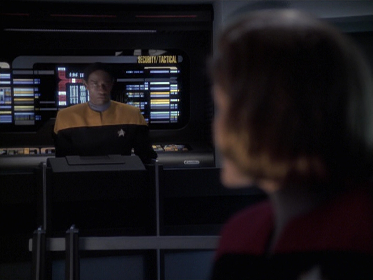 extant_StarTrek_VOY_6x21-LiveFastAndProsper_03420.jpg