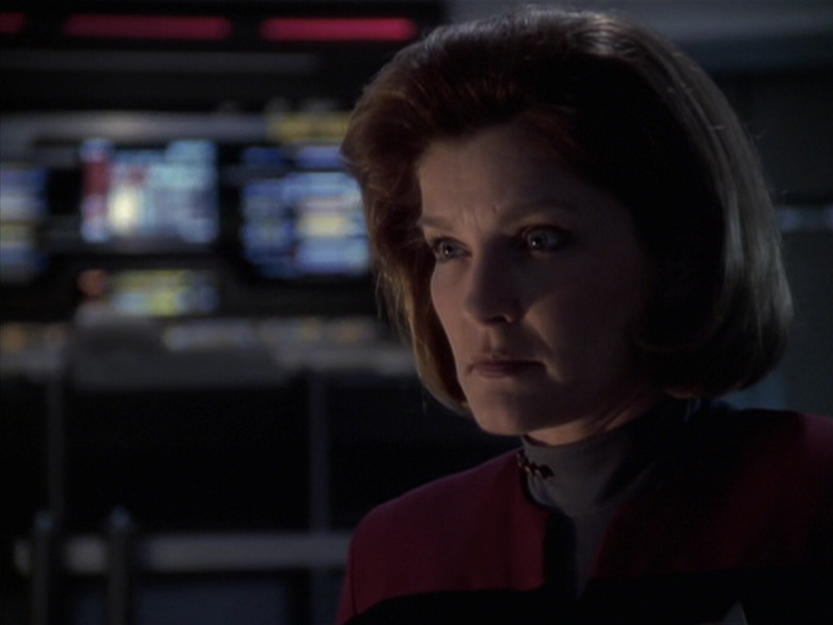extant_StarTrek_VOY_6x21-LiveFastAndProsper_03422.jpg