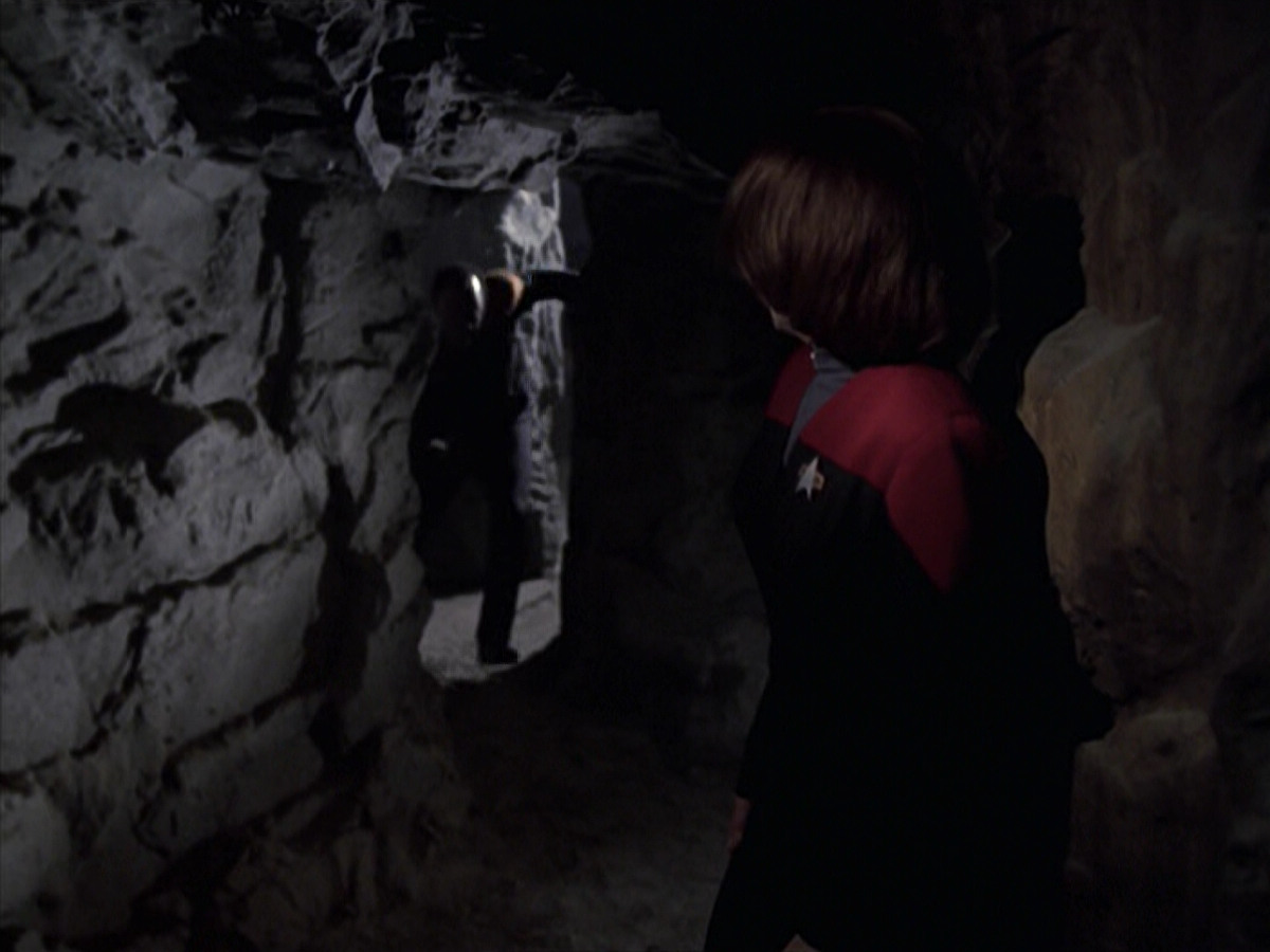 extant_StarTrek_VOY_6x21-LiveFastAndProsper_03462.jpg