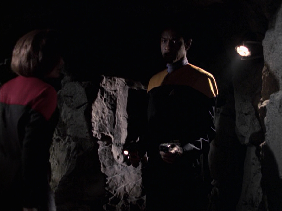 extant_StarTrek_VOY_6x21-LiveFastAndProsper_03476.jpg