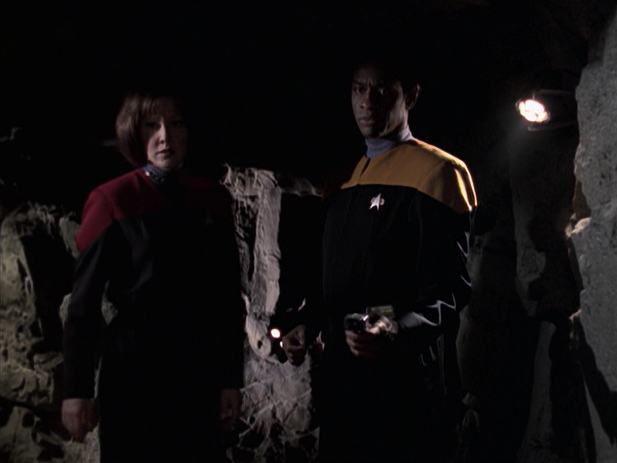 extant_StarTrek_VOY_6x21-LiveFastAndProsper_03477.jpg