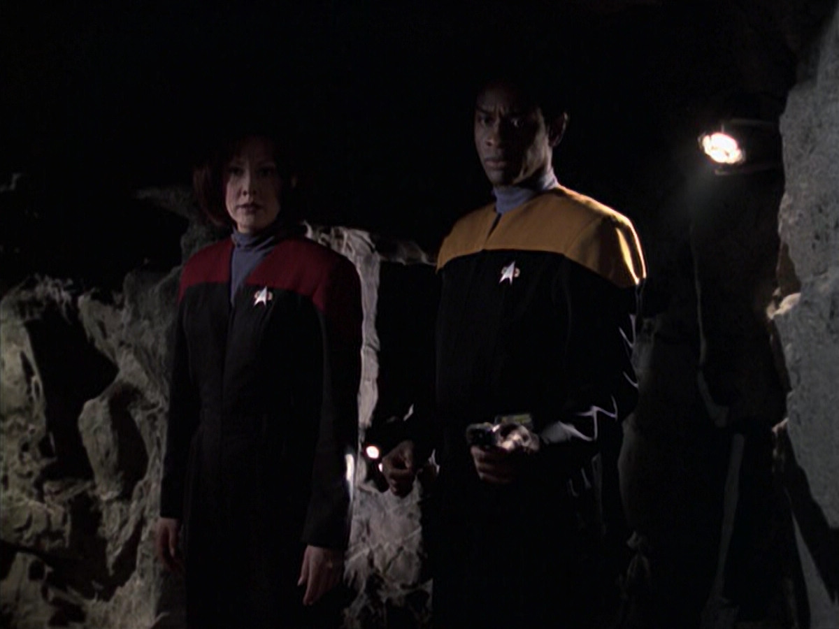 extant_StarTrek_VOY_6x21-LiveFastAndProsper_03479.jpg