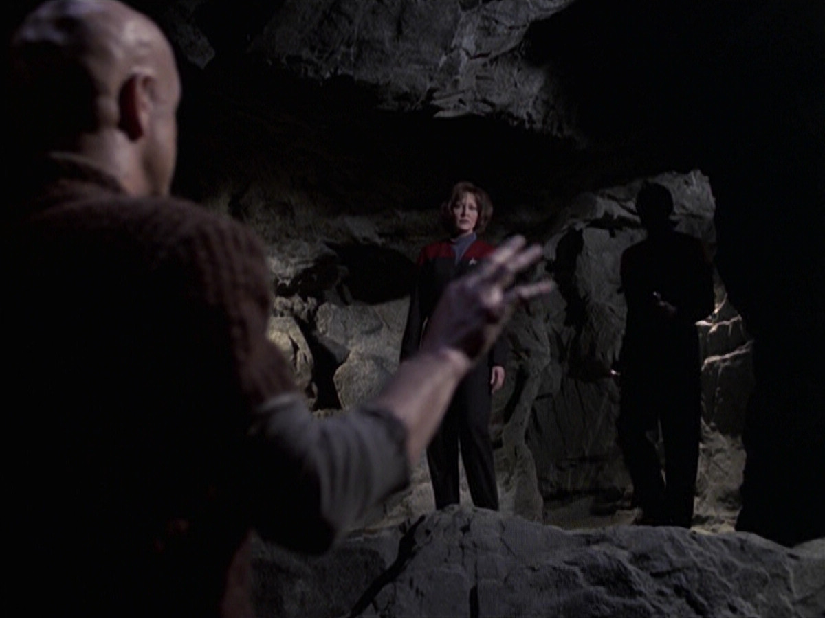 extant_StarTrek_VOY_6x21-LiveFastAndProsper_03501.jpg