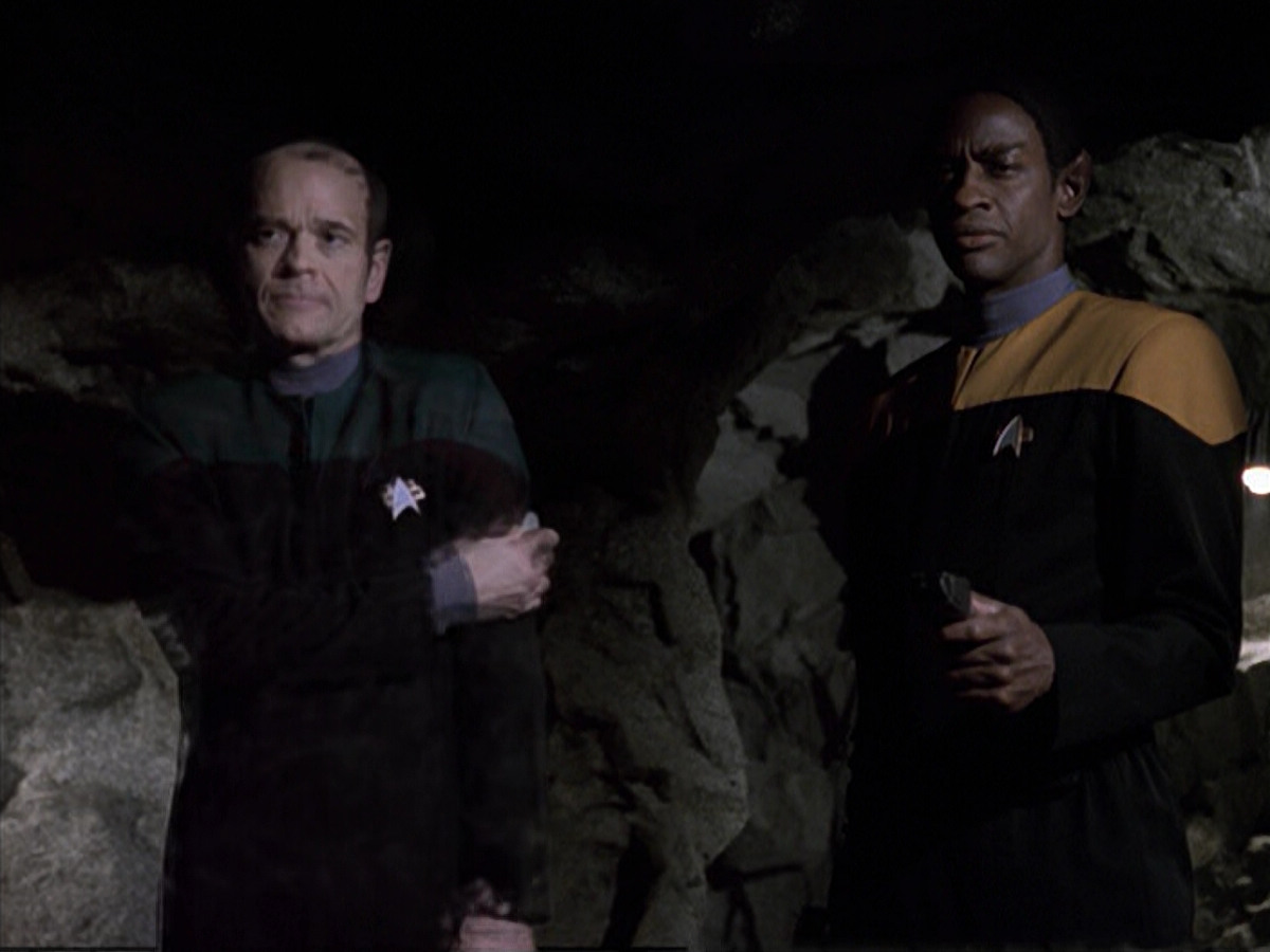 extant_StarTrek_VOY_6x21-LiveFastAndProsper_03515.jpg