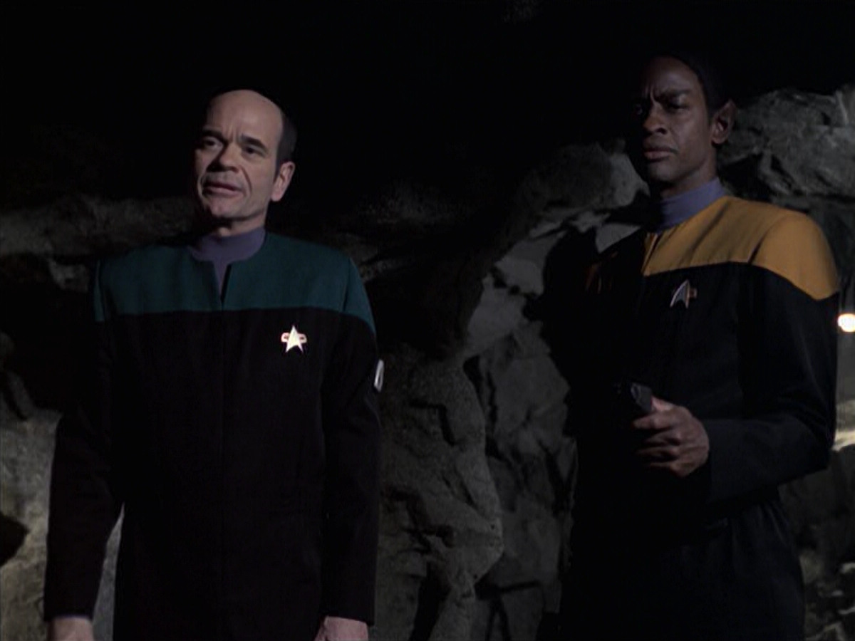 extant_StarTrek_VOY_6x21-LiveFastAndProsper_03523.jpg