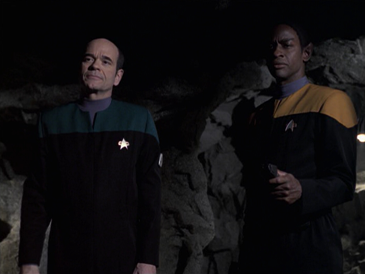 extant_StarTrek_VOY_6x21-LiveFastAndProsper_03524.jpg