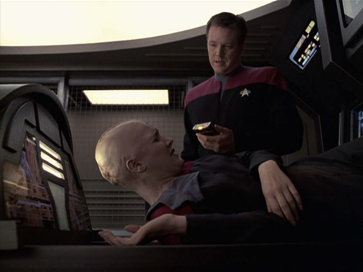 extant_StarTrek_VOY_6x21-LiveFastAndProsper_03528.jpg