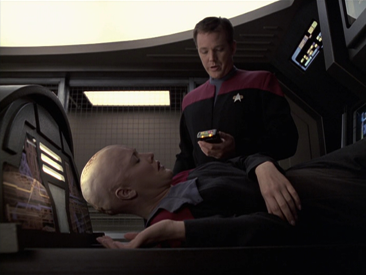 extant_StarTrek_VOY_6x21-LiveFastAndProsper_03531.jpg