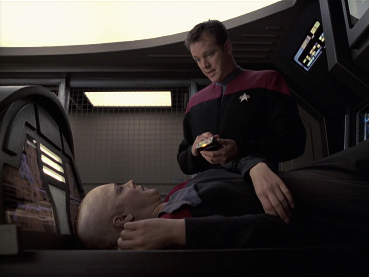 extant_StarTrek_VOY_6x21-LiveFastAndProsper_03534.jpg