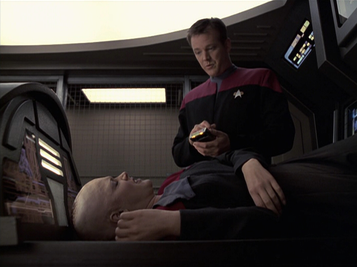 extant_StarTrek_VOY_6x21-LiveFastAndProsper_03537.jpg