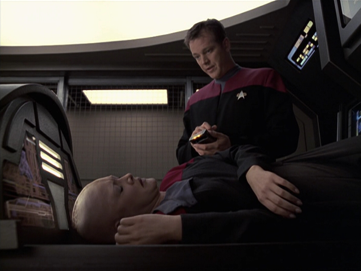 extant_StarTrek_VOY_6x21-LiveFastAndProsper_03538.jpg
