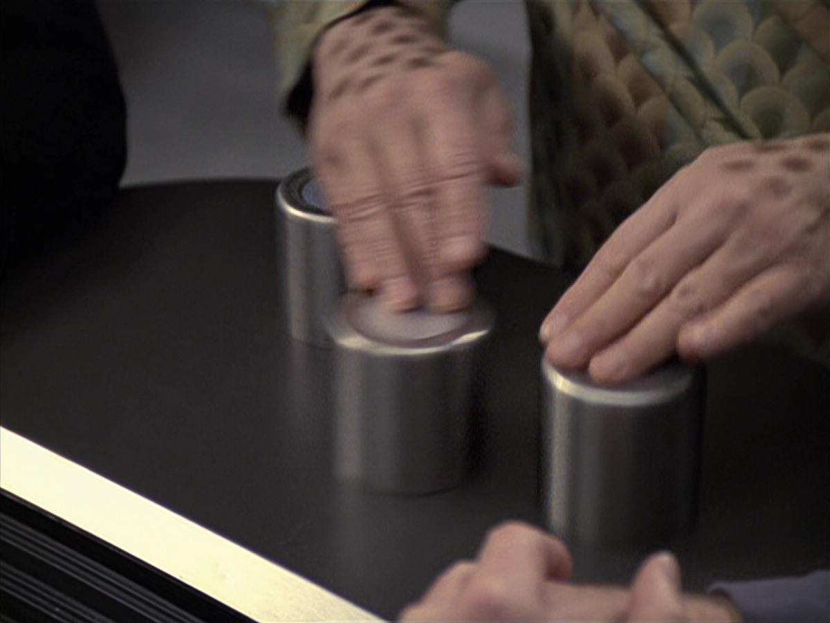 extant_StarTrek_VOY_6x21-LiveFastAndProsper_03570.jpg