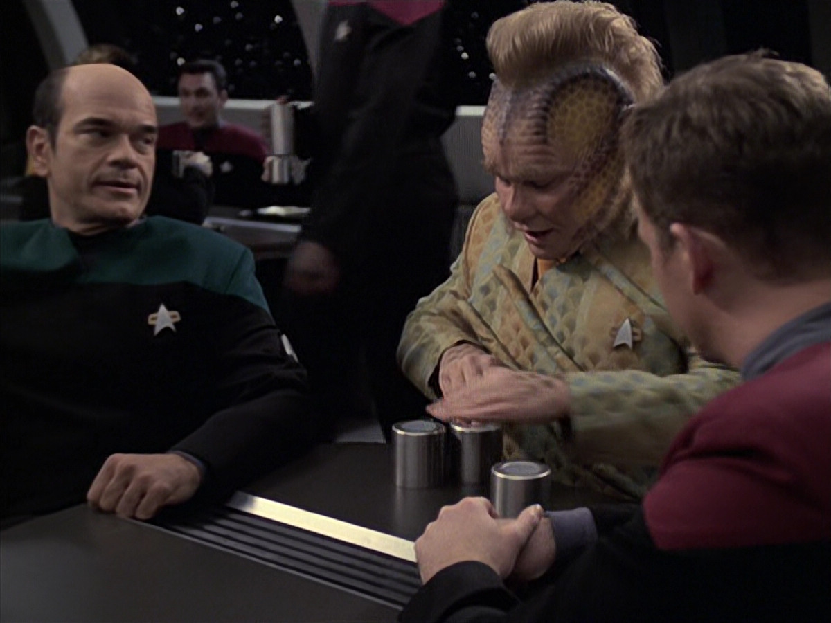 extant_StarTrek_VOY_6x21-LiveFastAndProsper_03574.jpg