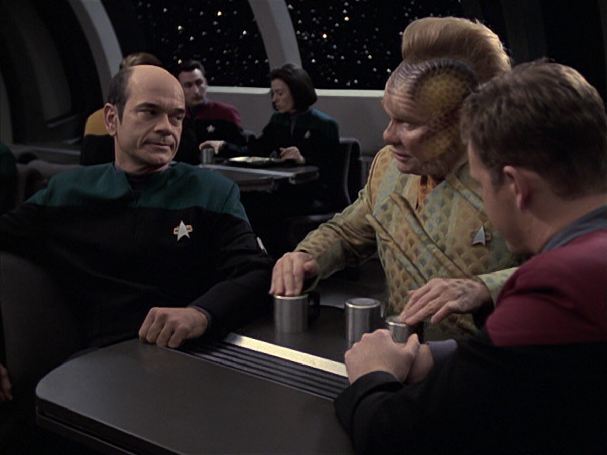 extant_StarTrek_VOY_6x21-LiveFastAndProsper_03578.jpg