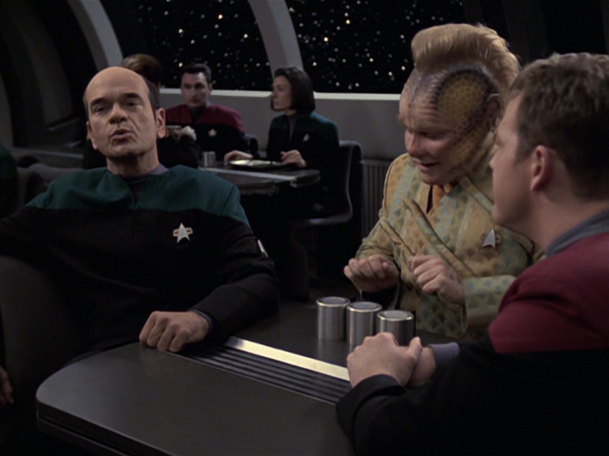 extant_StarTrek_VOY_6x21-LiveFastAndProsper_03580.jpg