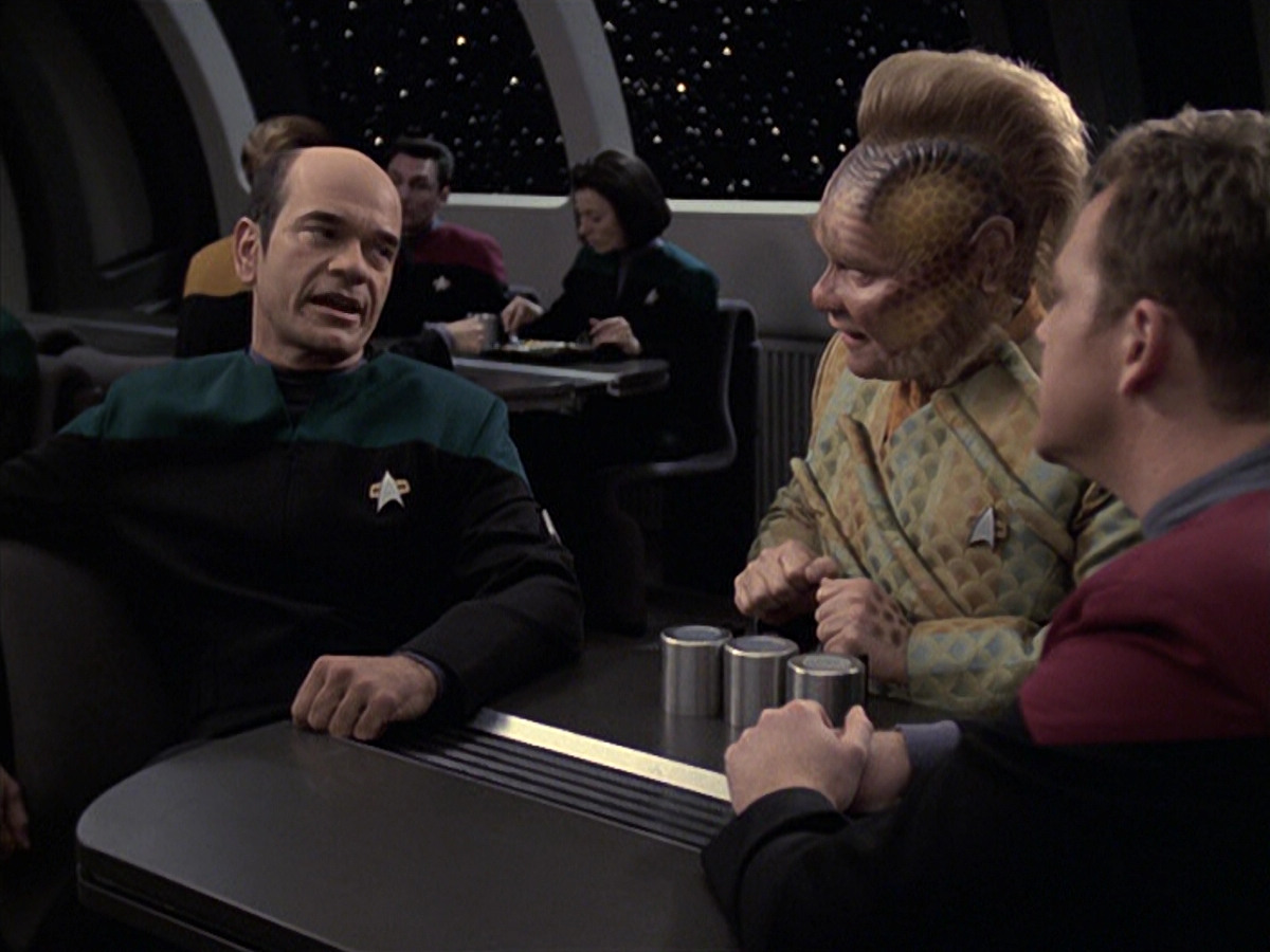 extant_StarTrek_VOY_6x21-LiveFastAndProsper_03582.jpg