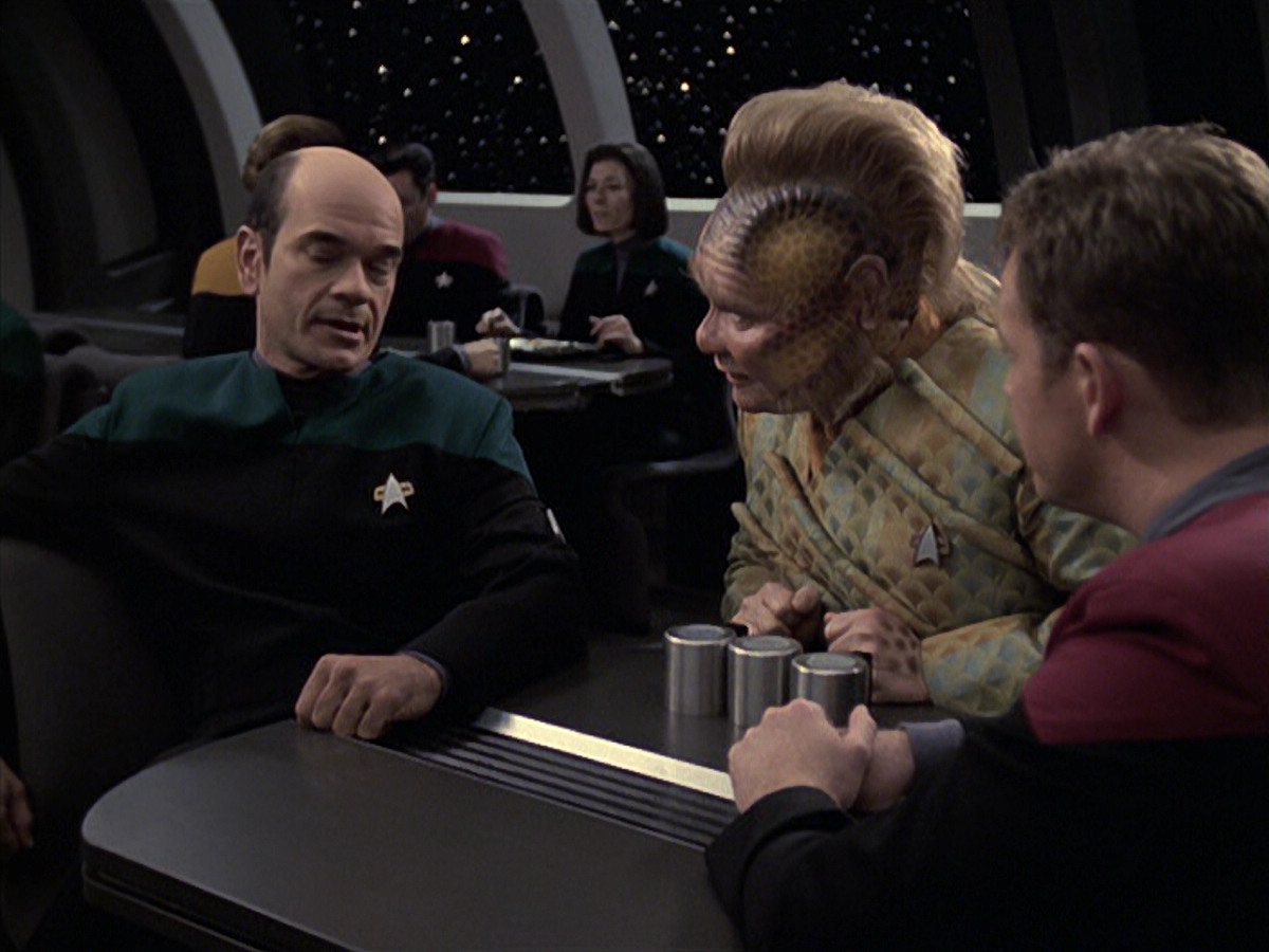extant_StarTrek_VOY_6x21-LiveFastAndProsper_03587.jpg