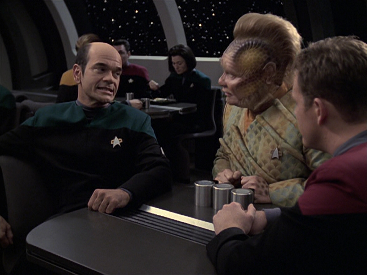 extant_StarTrek_VOY_6x21-LiveFastAndProsper_03593.jpg