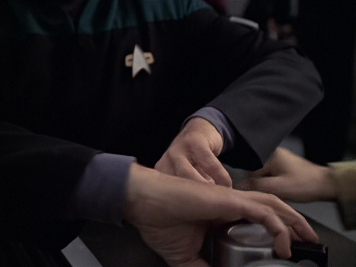 extant_StarTrek_VOY_6x21-LiveFastAndProsper_03604.jpg