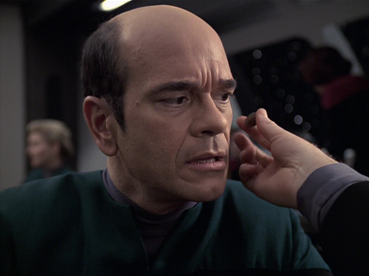 extant_StarTrek_VOY_6x21-LiveFastAndProsper_03614.jpg