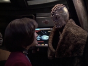 extant_StarTrek_VOY_6x21-LiveFastAndProsper_01828.jpg