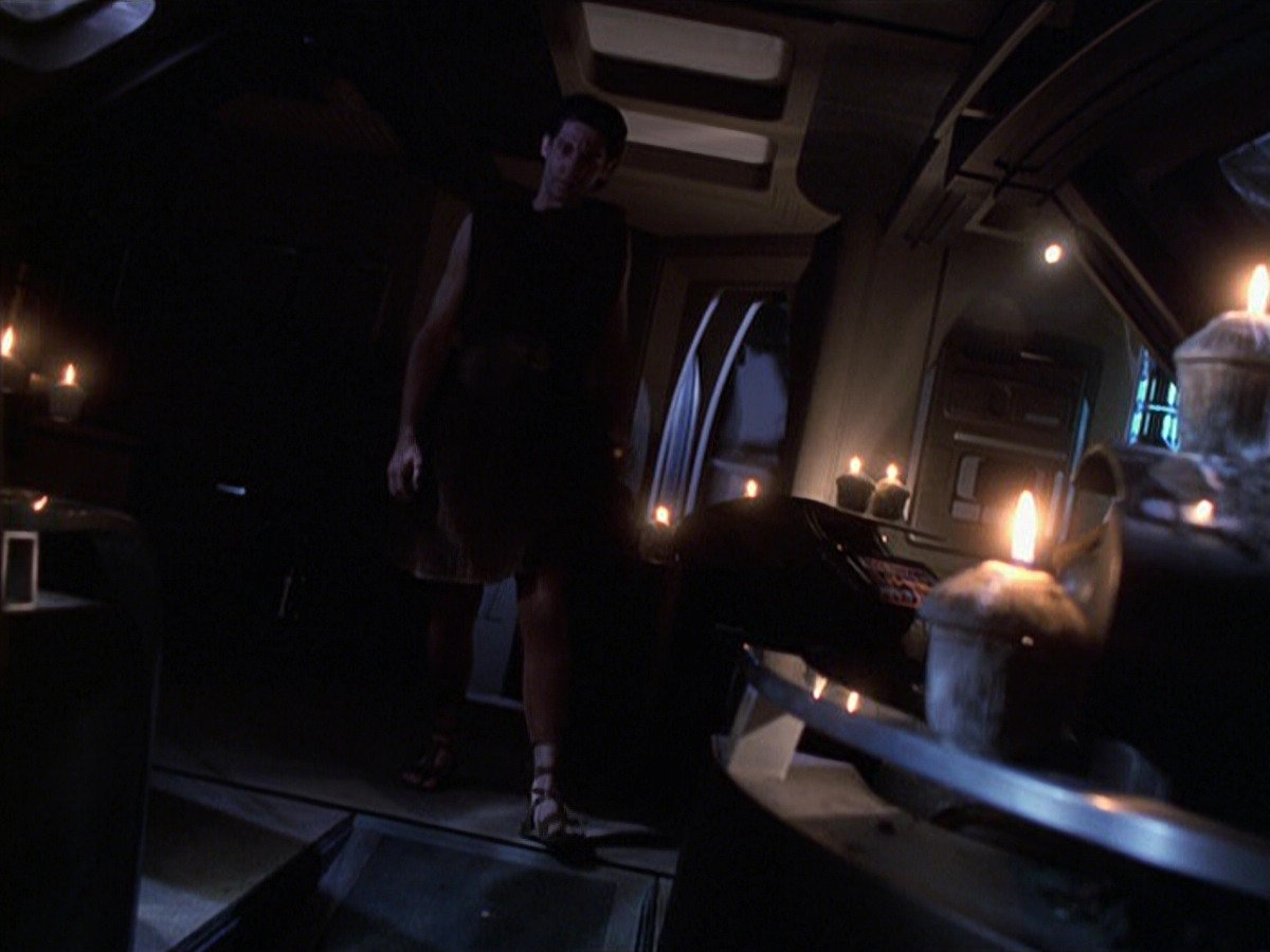 extant_StarTrek_VOY_6x22-Muse_00284.jpg