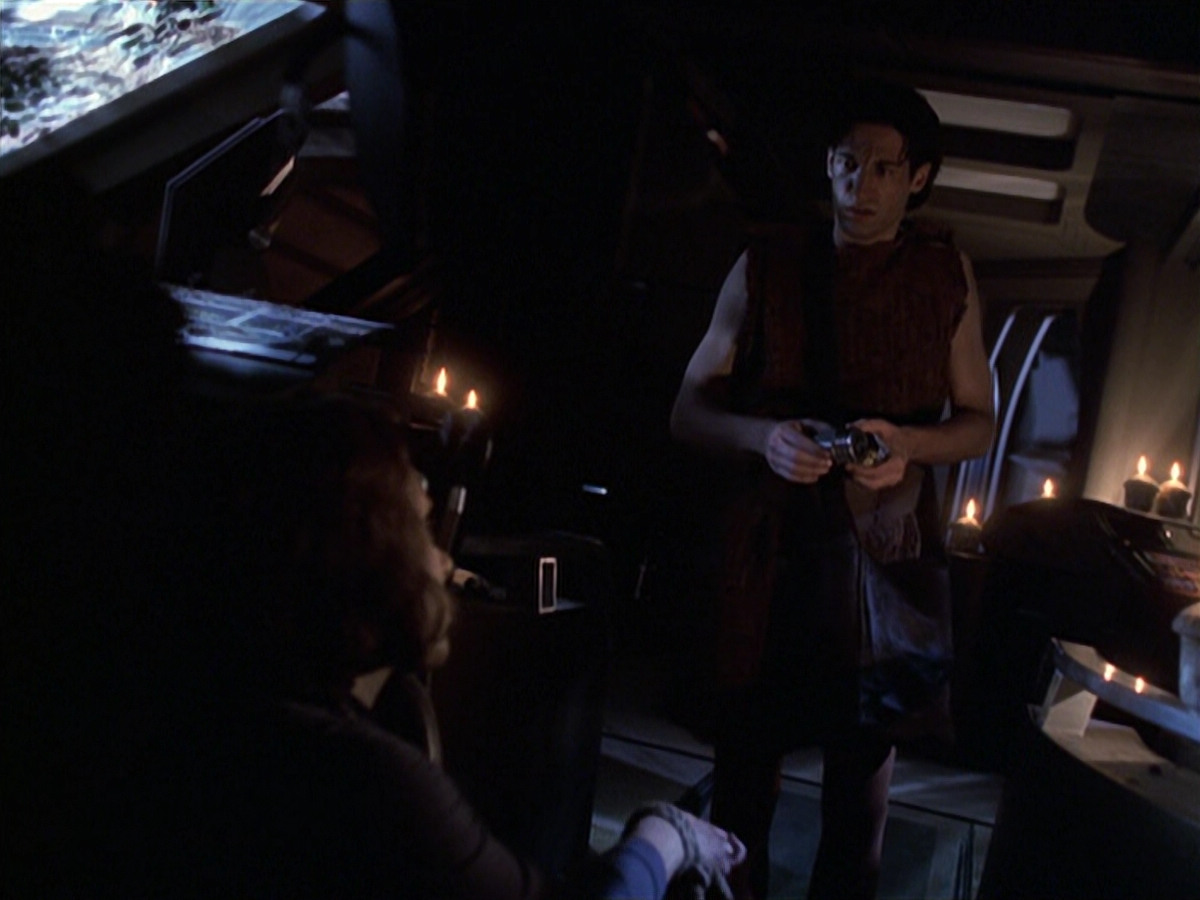 extant_StarTrek_VOY_6x22-Muse_00554.jpg