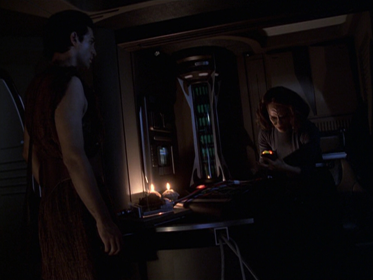 extant_StarTrek_VOY_6x22-Muse_01813.jpg