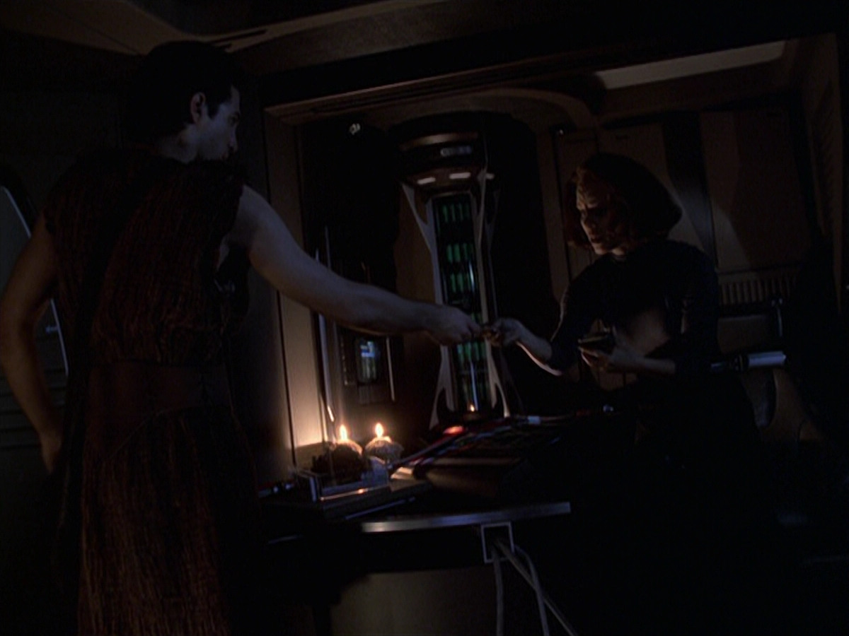 extant_StarTrek_VOY_6x22-Muse_01822.jpg
