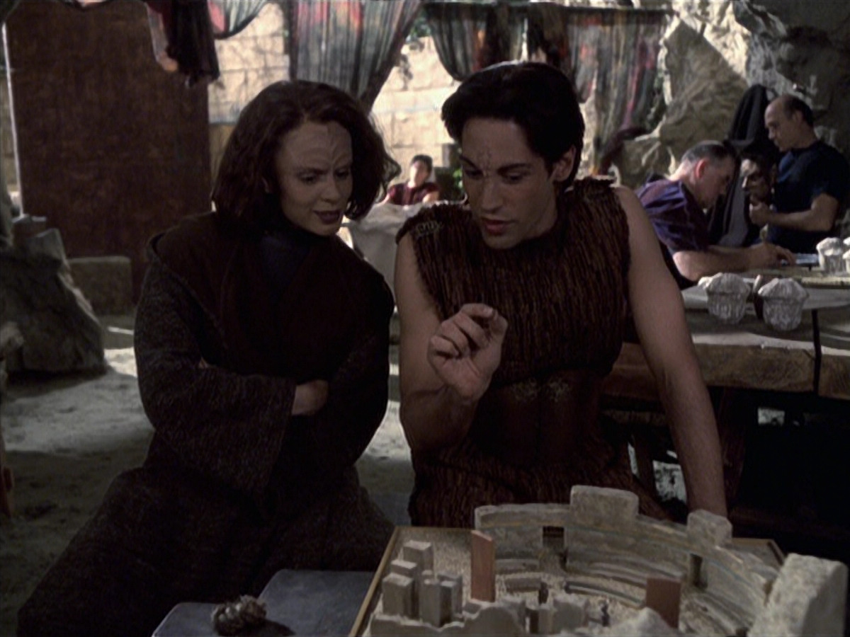 extant_StarTrek_VOY_6x22-Muse_01972.jpg