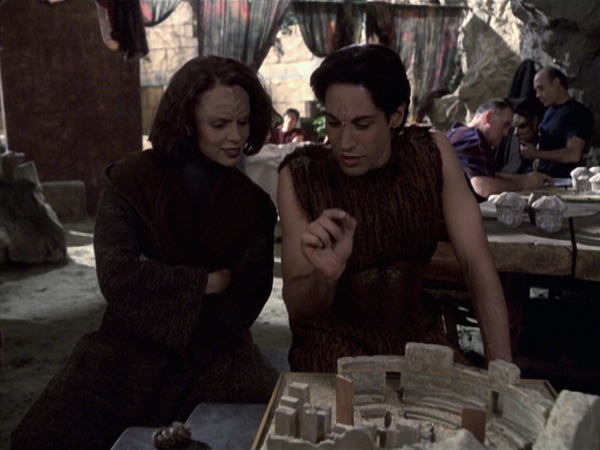 extant_StarTrek_VOY_6x22-Muse_01973.jpg