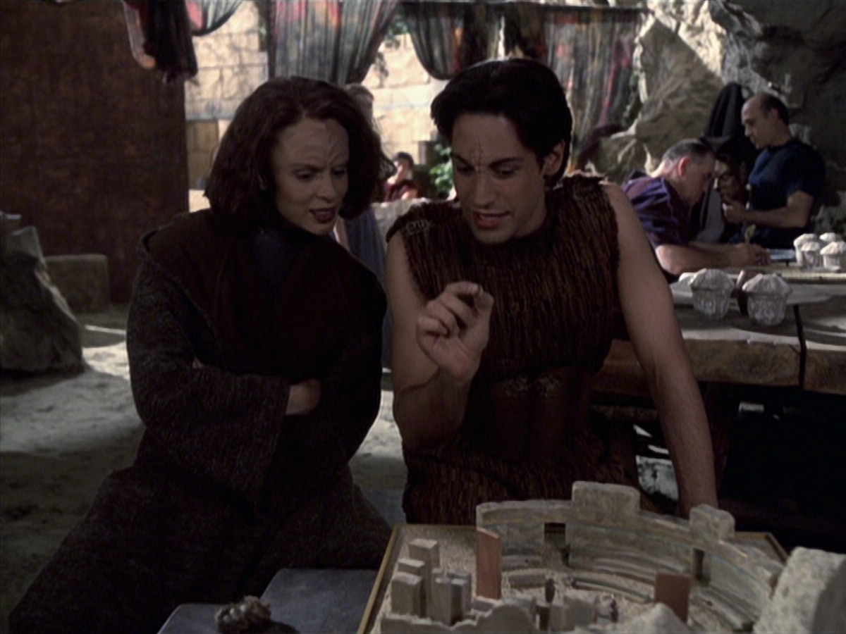 extant_StarTrek_VOY_6x22-Muse_01974.jpg