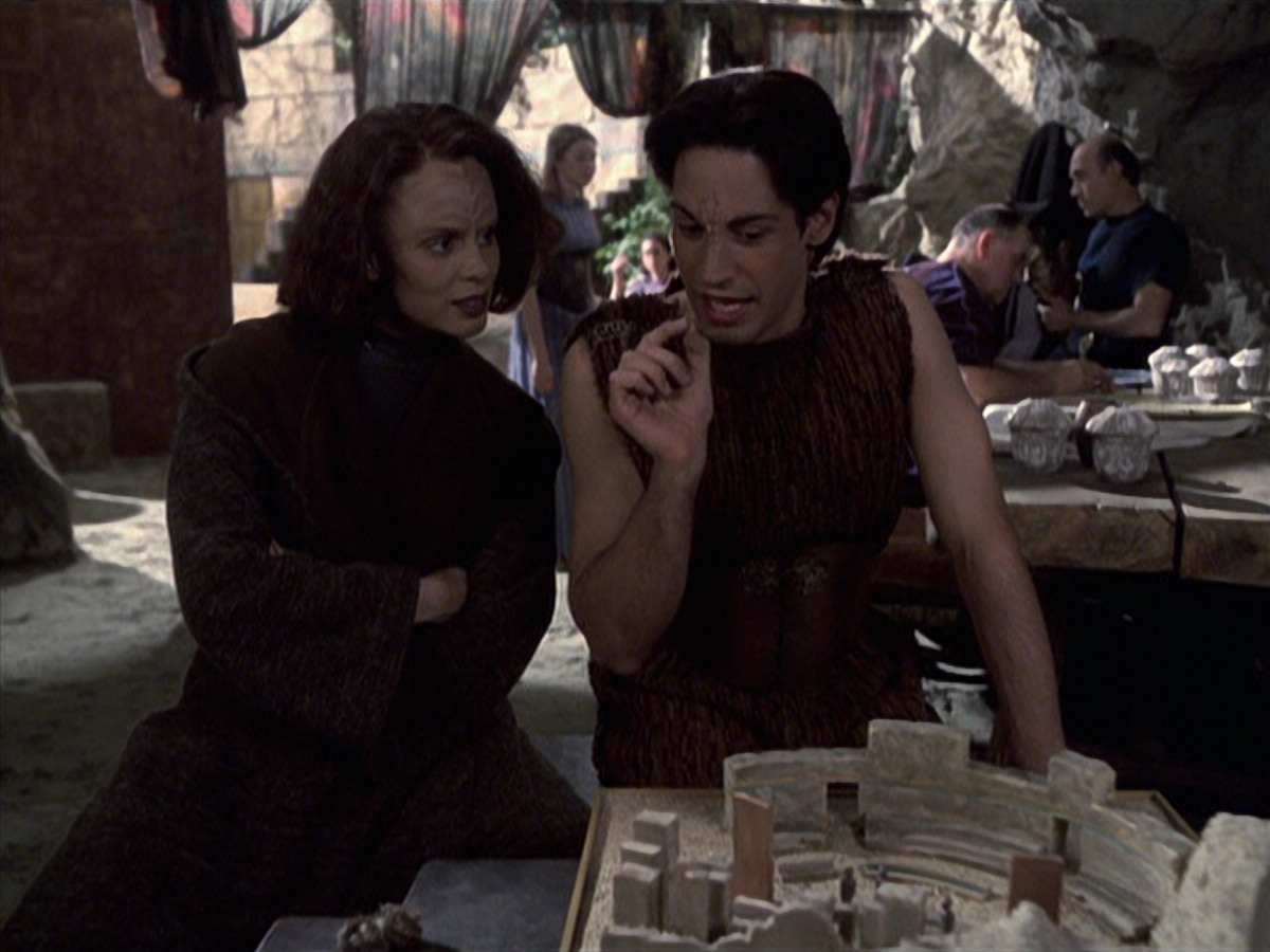 extant_StarTrek_VOY_6x22-Muse_01977.jpg