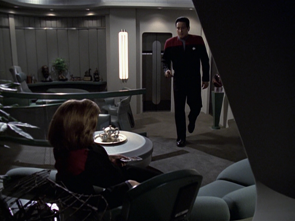 extant_StarTrek_VOY_6x22-Muse_02152.jpg