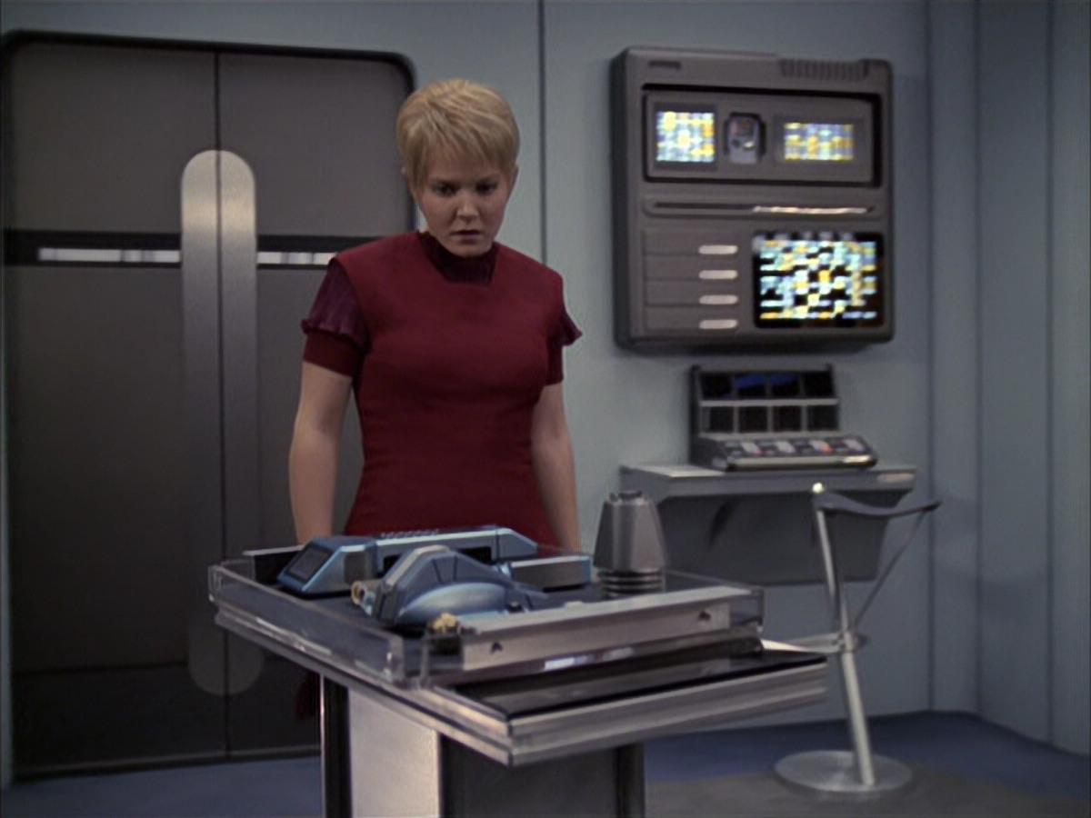 extant_StarTrek_VOY_6x23-Fury_00680.jpg