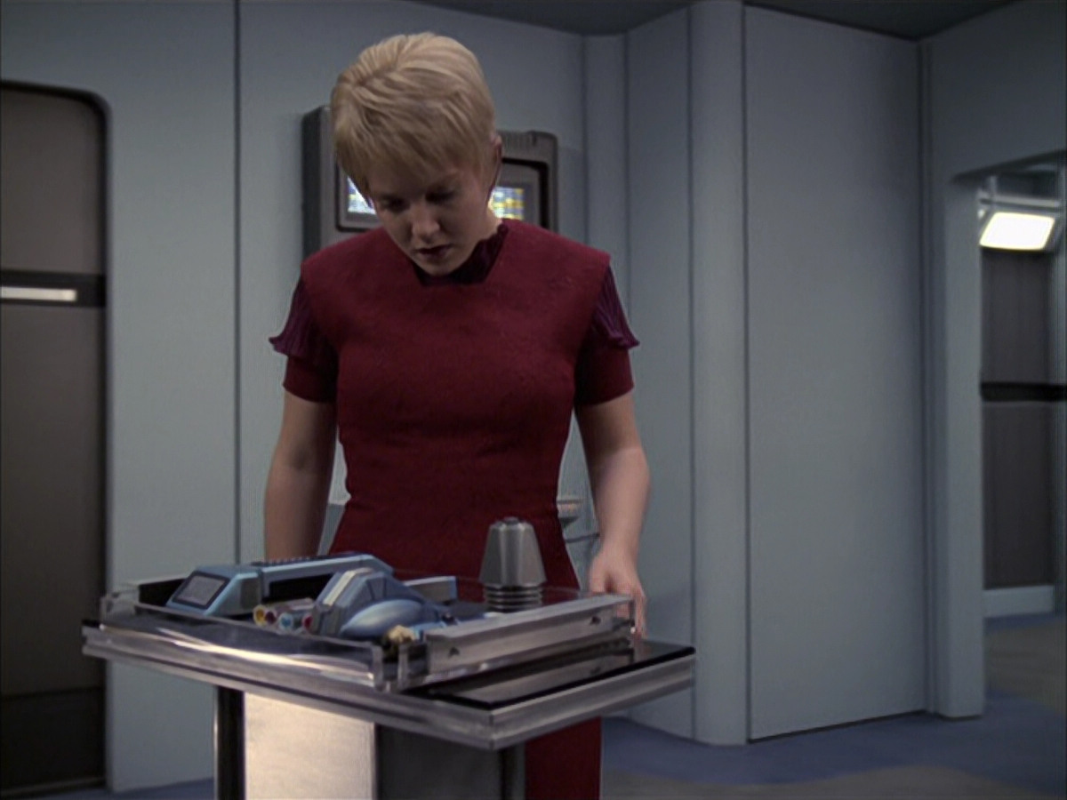 extant_StarTrek_VOY_6x23-Fury_00682.jpg
