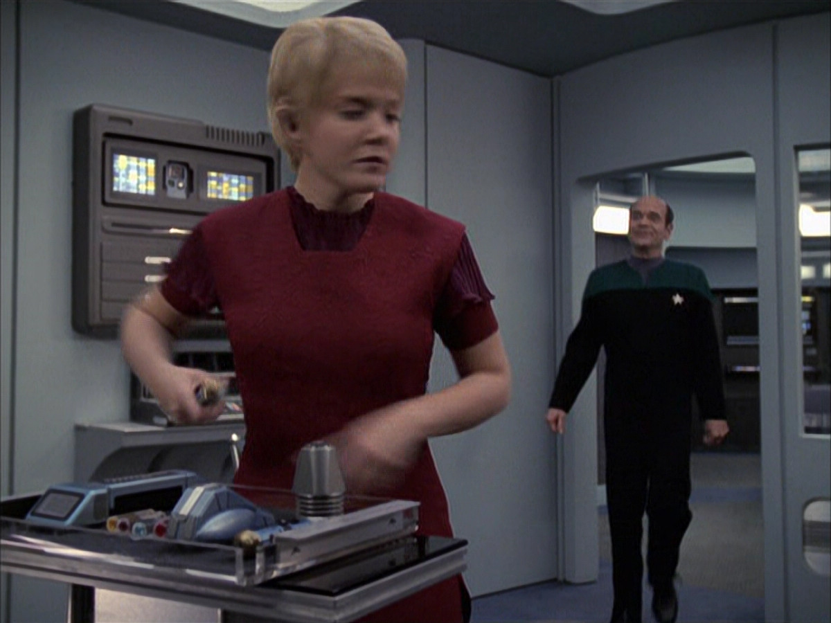 extant_StarTrek_VOY_6x23-Fury_00685.jpg