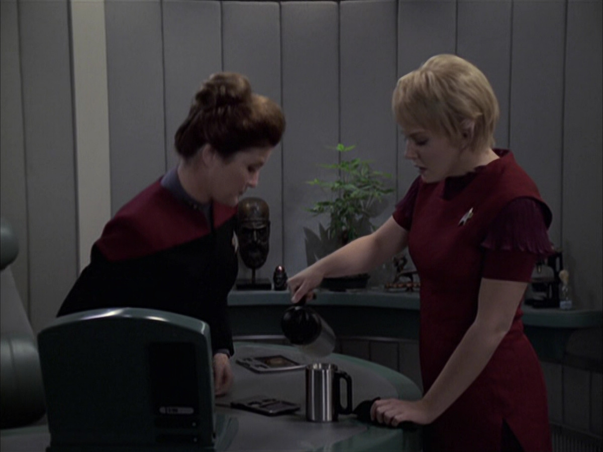 extant_StarTrek_VOY_6x23-Fury_01060.jpg