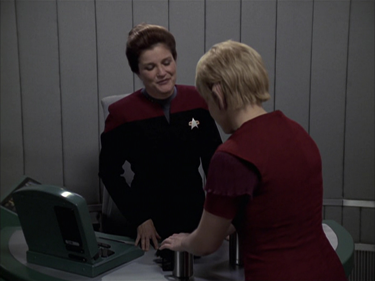 extant_StarTrek_VOY_6x23-Fury_01065.jpg