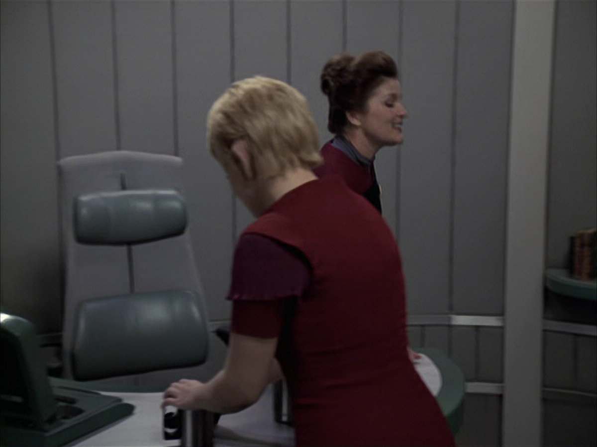 extant_StarTrek_VOY_6x23-Fury_01067.jpg