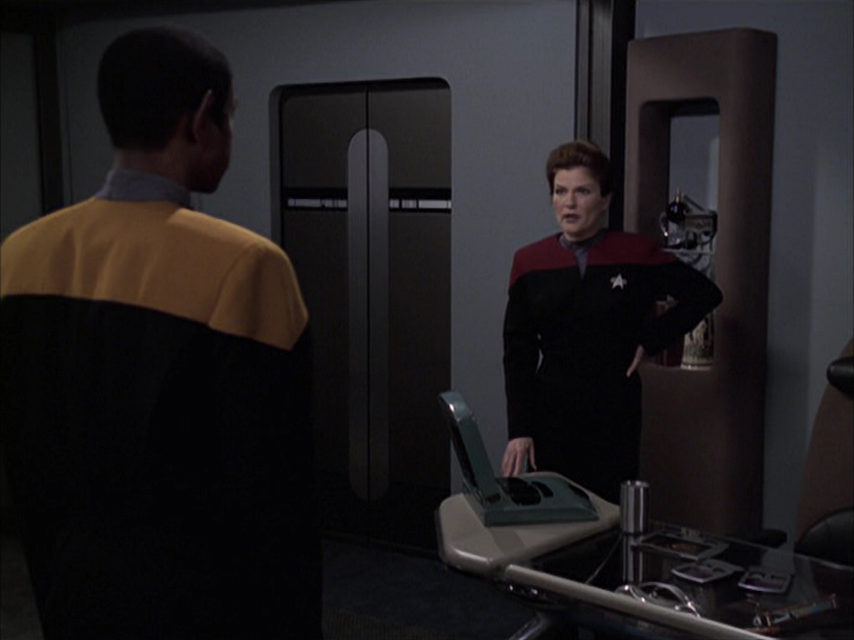 extant_StarTrek_VOY_6x23-Fury_01743.jpg