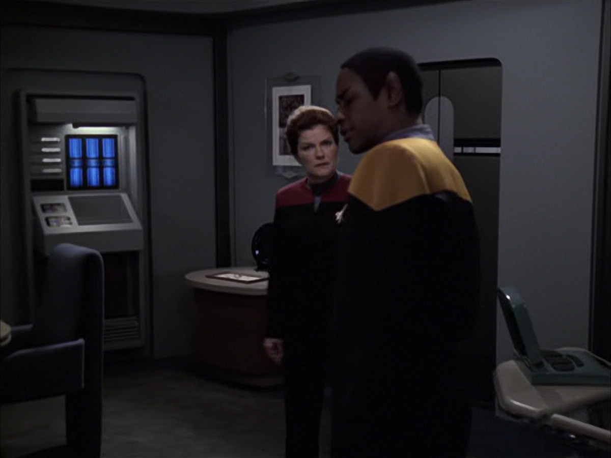 extant_StarTrek_VOY_6x23-Fury_01747.jpg