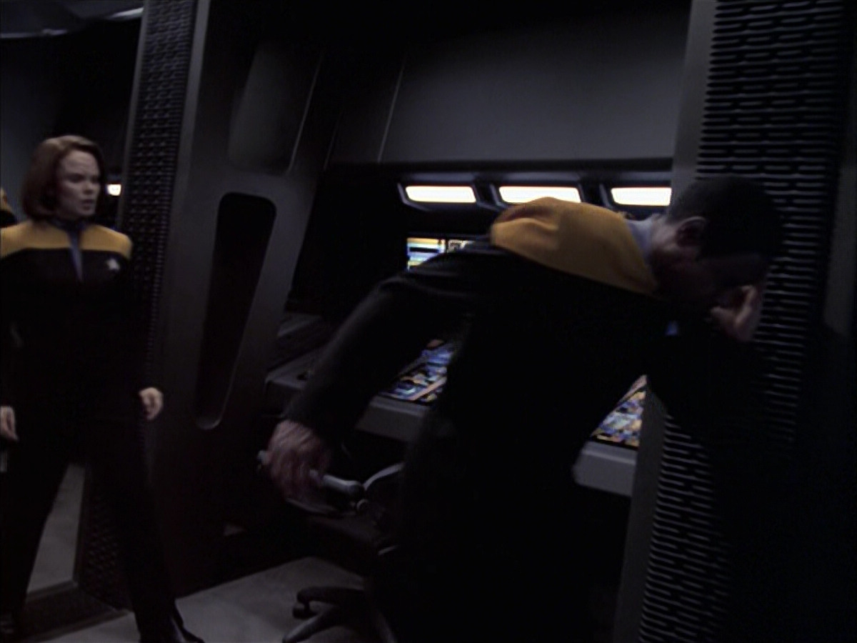extant_StarTrek_VOY_6x23-Fury_02126.jpg