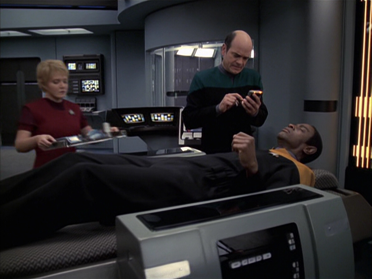extant_StarTrek_VOY_6x23-Fury_02141.jpg