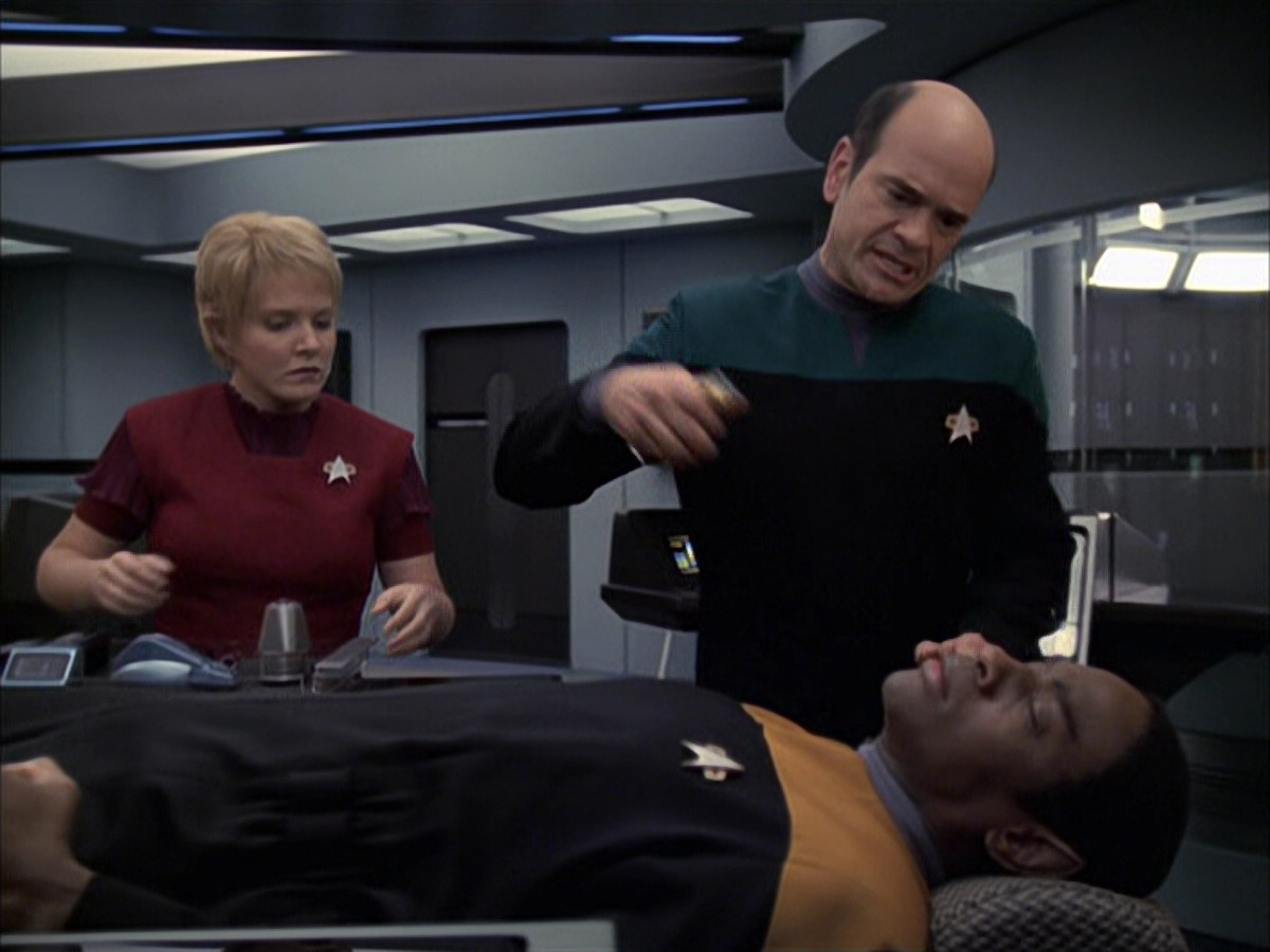 extant_StarTrek_VOY_6x23-Fury_02145.jpg