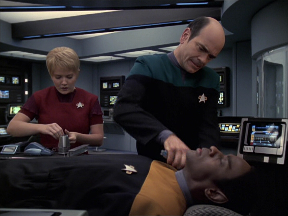 extant_StarTrek_VOY_6x23-Fury_02147.jpg